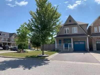 Detached in Whitby