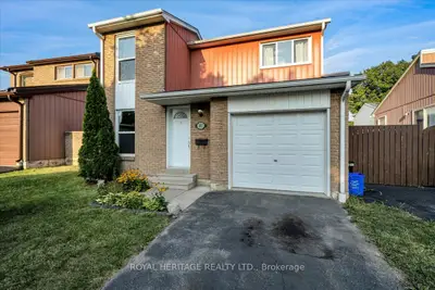 Detached Condo in Ajax