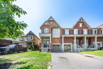 Att/Row/Townhouse in Whitby