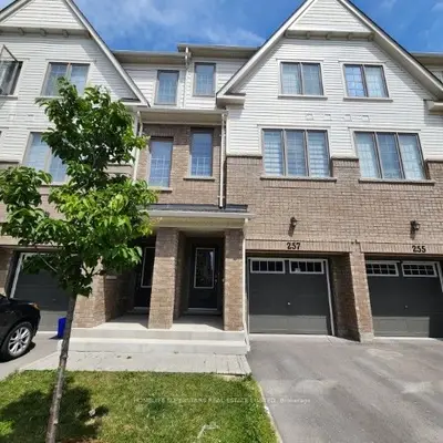 Att/Row/Townhouse in Oshawa