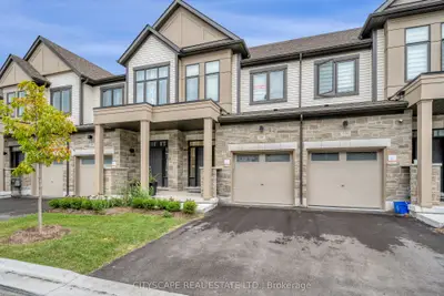 Att/Row/Townhouse in Oshawa