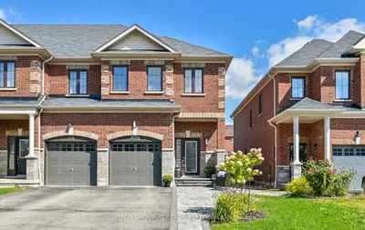 Att/Row/Townhouse in Whitby