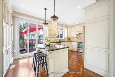 Att/Row/Townhouse in Toronto