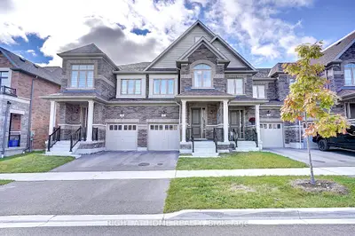 Att/Row/Townhouse in Whitby