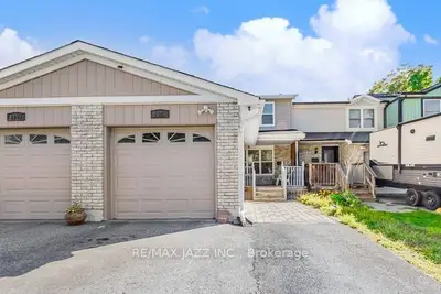 Att/Row/Townhouse in Oshawa