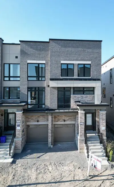 Att/Row/Townhouse in Oshawa