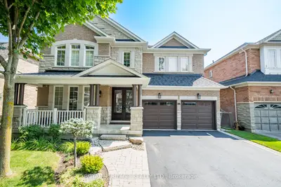 Detached in Whitby