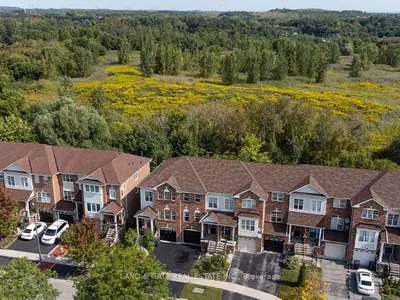 Att/Row/Townhouse in Toronto