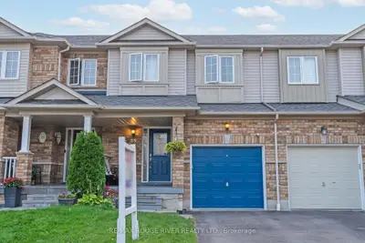 Att/Row/Townhouse in Whitby