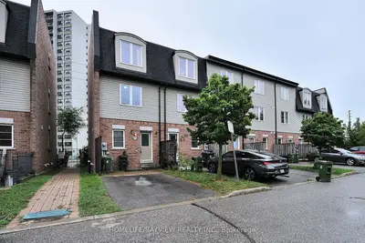 Att/Row/Townhouse in Toronto