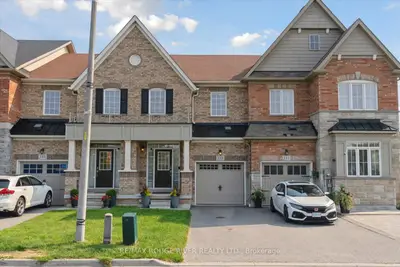 Att/Row/Townhouse in Whitby
