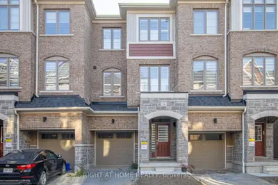 Att/Row/Townhouse in Whitby
