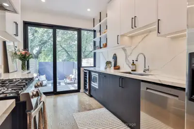 Att/Row/Townhouse in Toronto