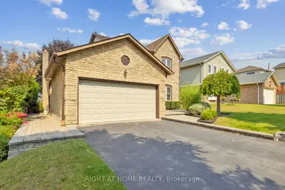 Detached in Whitby