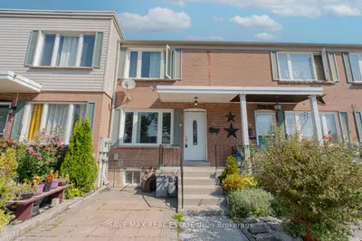 Att/Row/Townhouse in Toronto