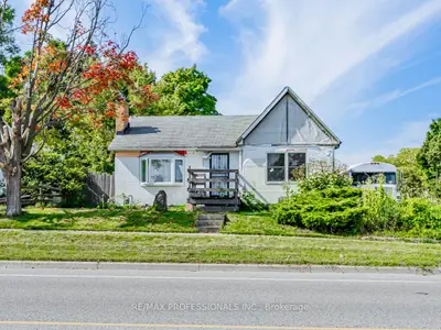Detached in Whitby