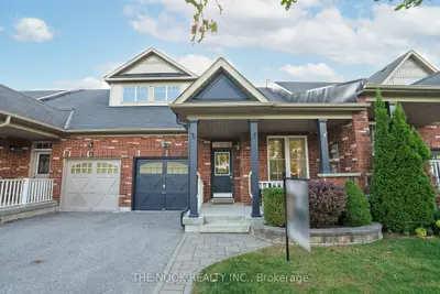 Att/Row/Townhouse in Whitby