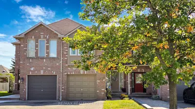 Att/Row/Townhouse in Whitby