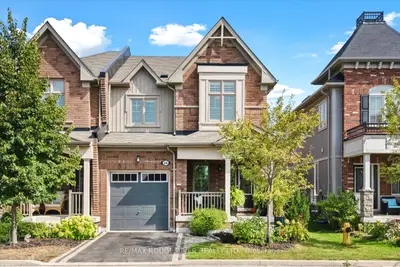 Att/Row/Townhouse in Whitby