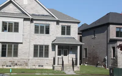 Att/Row/Townhouse in Whitby