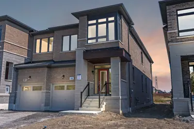 Att/Row/Townhouse in Whitby