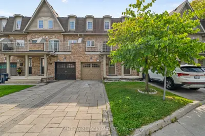 Att/Row/Townhouse in Toronto