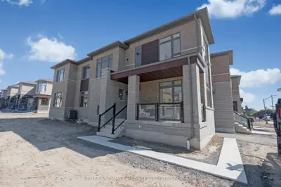 Att/Row/Townhouse in Whitby