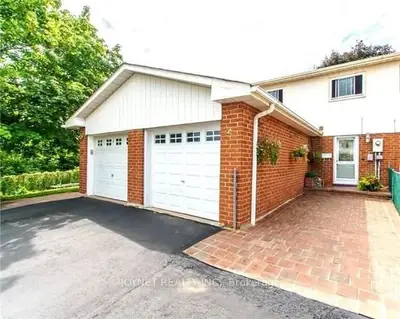 Att/Row/Townhouse in Toronto