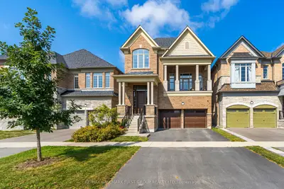 Detached in Whitby