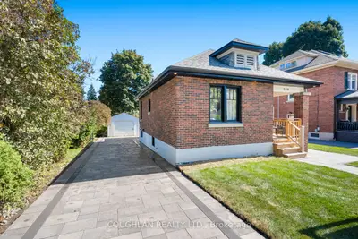 Detached in Whitby