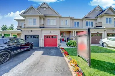 Att/Row/Townhouse in Whitby