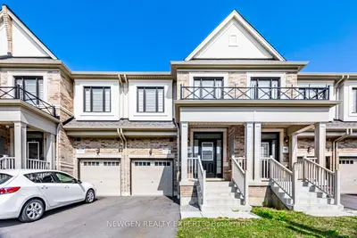 Att/Row/Townhouse in Whitby