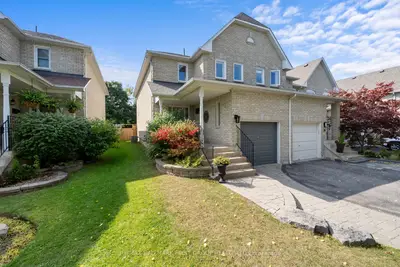 Att/Row/Townhouse in Whitby