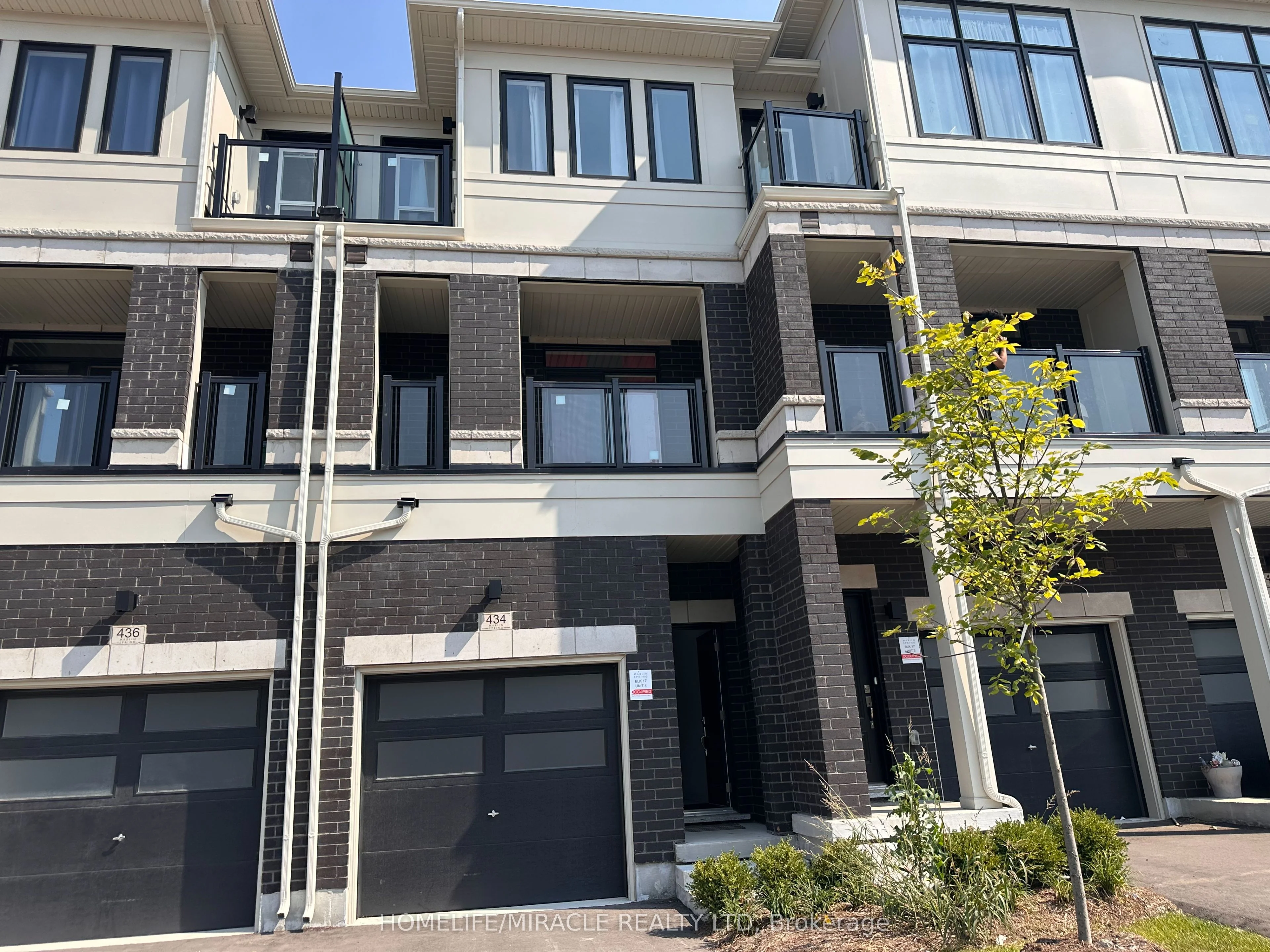 Att/Row/Townhouse in Oshawa