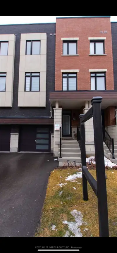 Att/Row/Townhouse in Oshawa