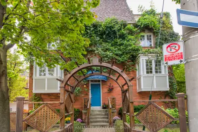 Att/Row/Townhouse in Toronto