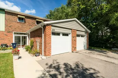 Att/Row/Townhouse in Toronto