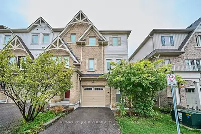 Att/Row/Townhouse in Whitby