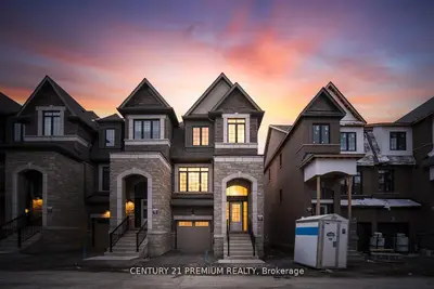 Att/Row/Townhouse in Whitby