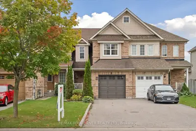 Att/Row/Townhouse in Whitby