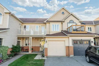 Att/Row/Townhouse in Whitby