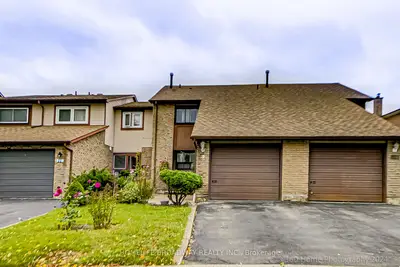 Att/Row/Townhouse in Toronto