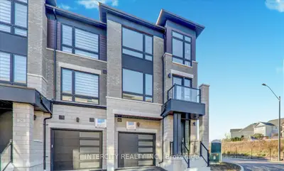 Att/Row/Townhouse in Whitby