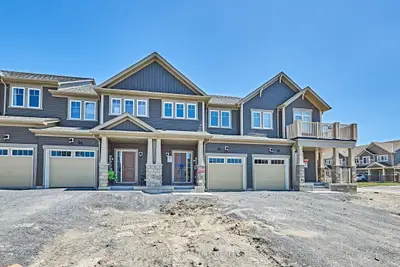 Att/Row/Townhouse in Oshawa