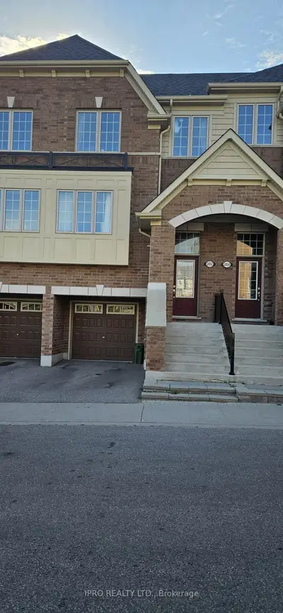 Att/Row/Townhouse in Oshawa