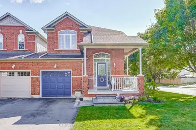 Att/Row/Townhouse in Whitby