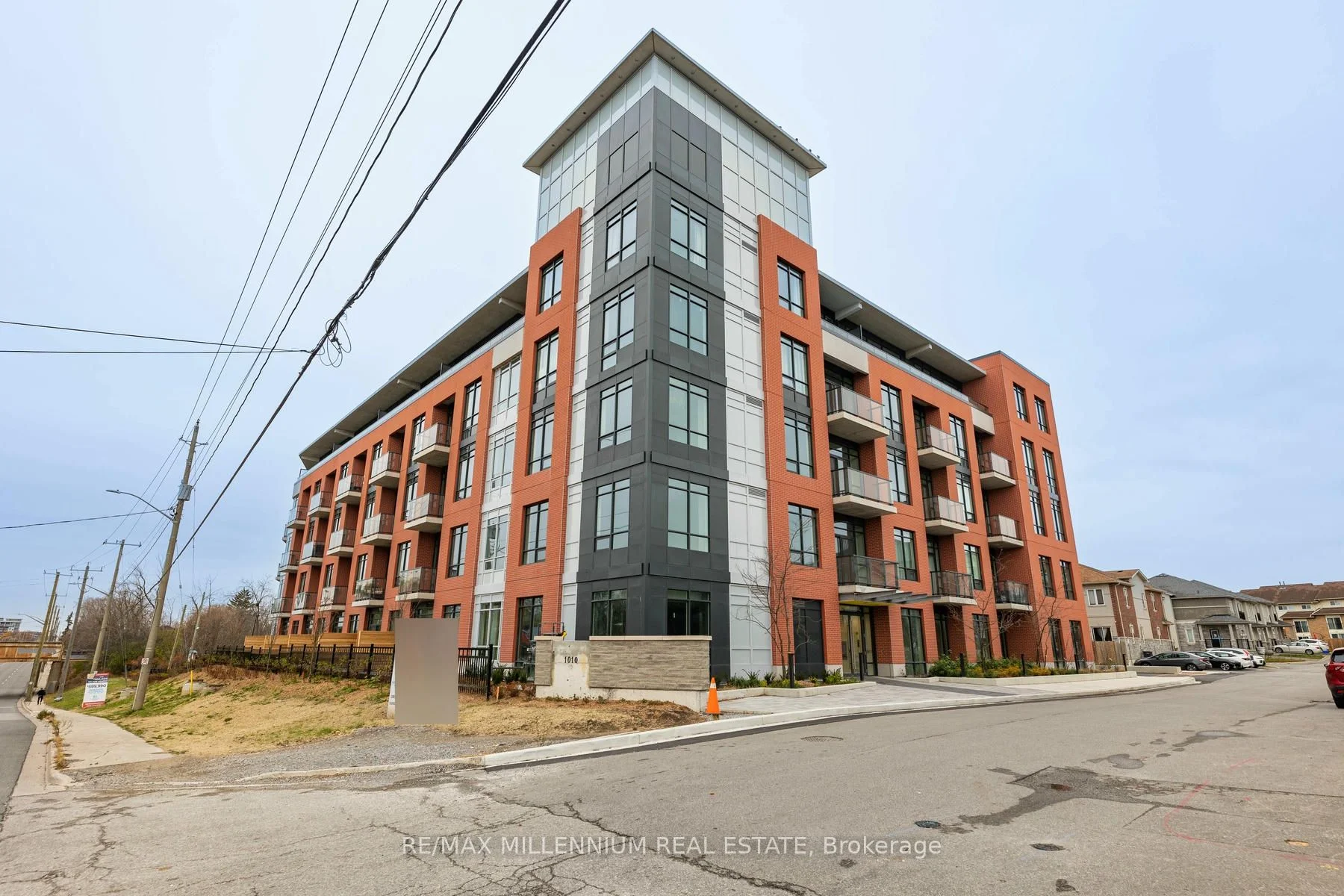 Condo Apartment in Whitby