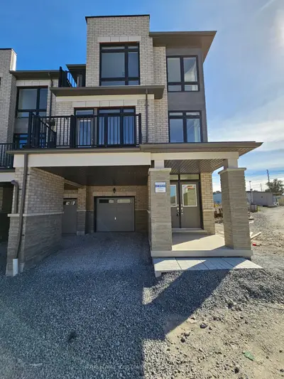 Att/Row/Townhouse in Ajax