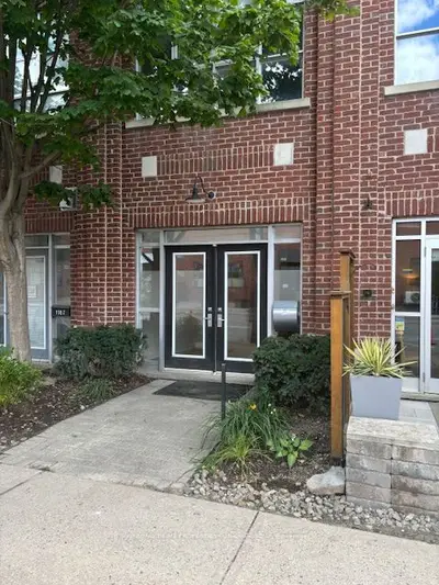 Att/Row/Townhouse in Toronto