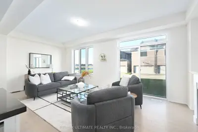 Att/Row/Townhouse in Whitby